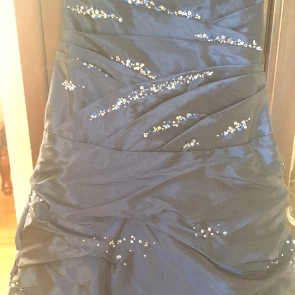 Beautiful prom gown - Picture 4 of 16